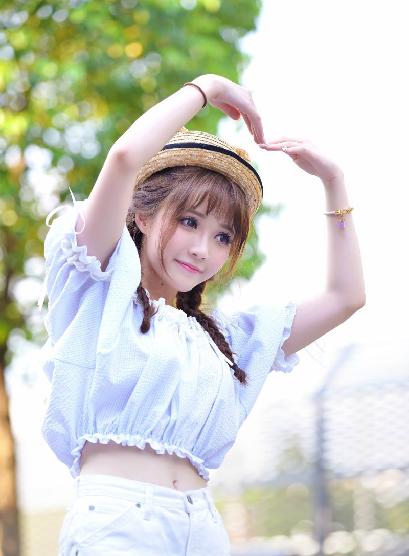 “幼常，蜀中对主公来说，太重要了，一旦输了蜀中，这天下……呵呵……”说到最后，诸葛亮悠悠的叹了口气，这种话，也只能跟马谡说说，其他人，诸葛亮不敢说，也不能说，太打击士气了。